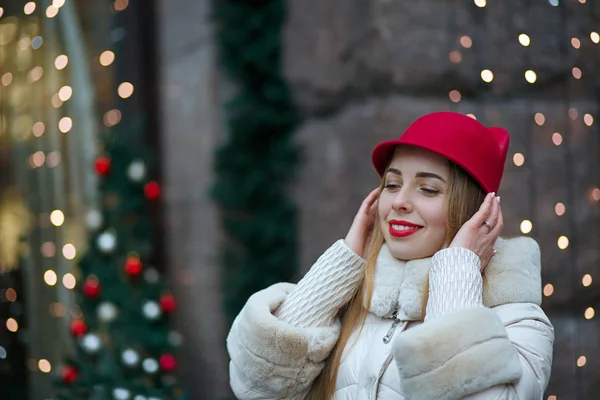 Kırmızı şapka giyen oldukça gülümseyen kadın