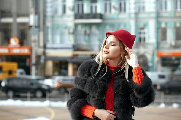 赤い帽子をかぶったグラマーブロンドの女性 — ストック写真