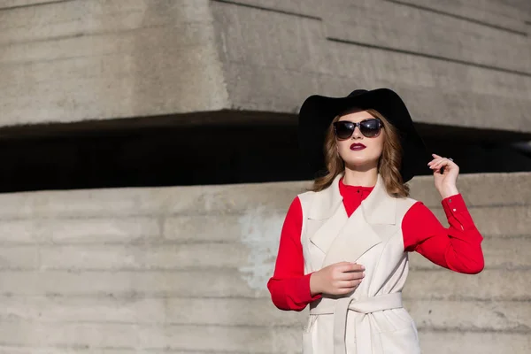 Fantastisk kvinna bär hatt och solglasögon — Stockfoto