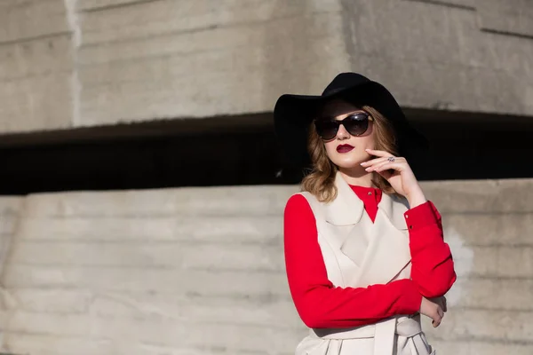 Glamor kvinna bär hatt och solglasögon — Stockfoto