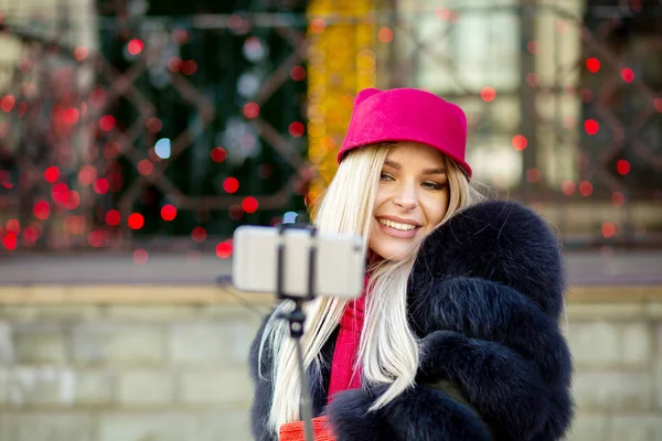 Cheerful young woman making selfie — Stock Photo, Image