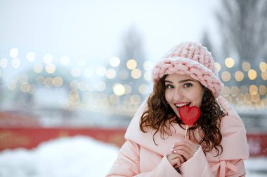 Güzel kadın Kalp şekli lolipop ısırma