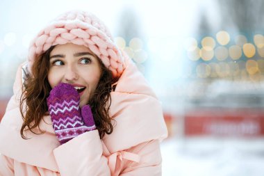Ağzını kapatan şaşıran gülümseyen kadın