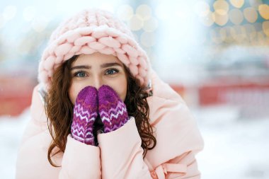 Yüzünü kaplayan sürpriz mutlu kadın