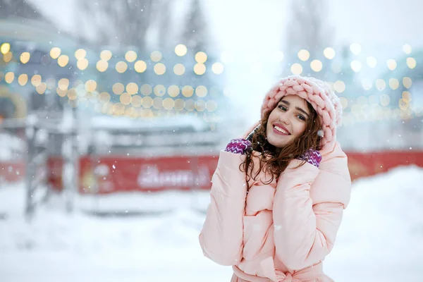 Merry girl posing near street lights — Stock Photo, Image