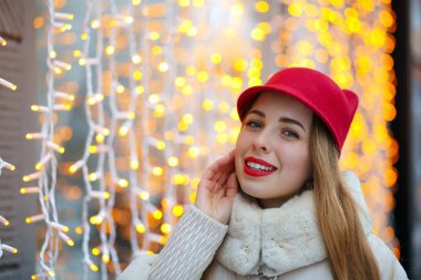 Muhteşem sarışın kadın çelenk karşı poz 