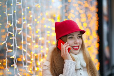 Güzel kadın cep telefonu açık konuşuyor