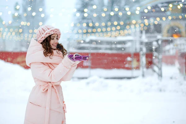 Menina encantadora desfrutando primeira neve — Fotografia de Stock