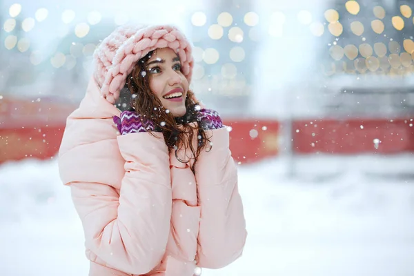 Garota excitada desfrutando de clima nevado — Fotografia de Stock