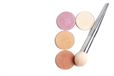 Vurgulayıcı dolum kiti beyaz arka plana karşı