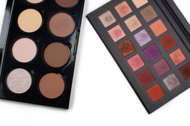 Beyaz arka plan üzerinde göz farı ve şekillendirme paletleri