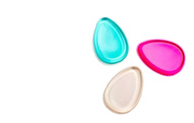 Beyaz arka plan üzerinde silikon sünger kiti