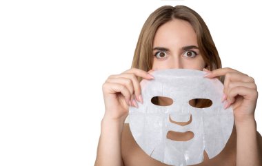 Çarşaf maskesi ile sürpriz esmer model