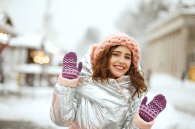 Gülen kadın kış tatillerini zevk