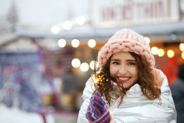 Bengal ışıkları tutan şık kız