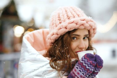 Fuarda sıcak çay içen genç kadın