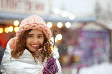 Bengal ışıklarını tutan neşeli kız