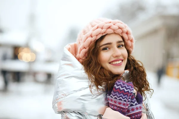 Adorable girl walking down the street in winter — Stock Photo, Image