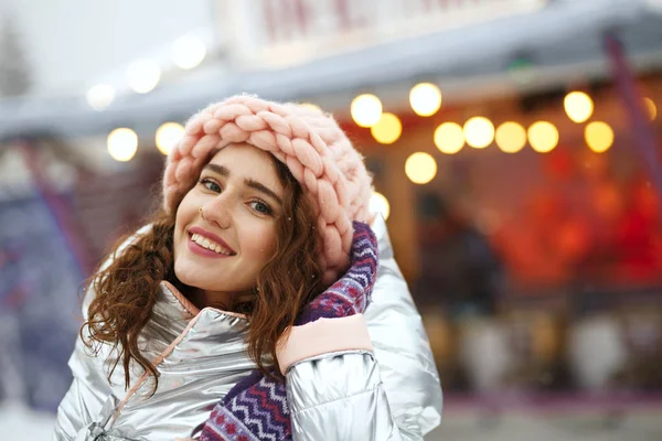 Menina positiva desfrutando de férias de inverno — Fotografia de Stock