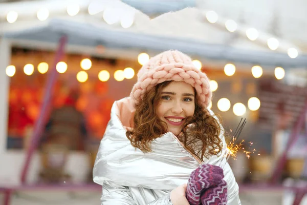 Favoloso ragazza tenendo luci bengala — Foto Stock