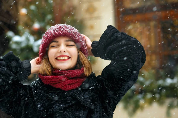 Emotional girl enjoying snowfall — Stock Photo, Image