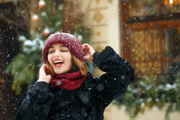 酷女孩穿着针织帽享受雪 — 图库照片