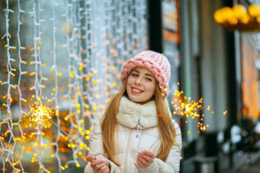 Bengal ışıklarını dışarıda tutan neşeli kız