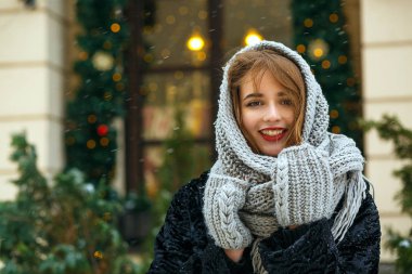 Karlı havada yürüyen flörtöz genç kadın