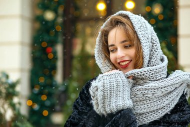 Karlı havada yürüyen güzel genç kadın