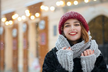 Soğuk genç kadın karlı havalarda yürüyüş