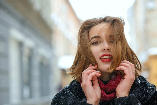 Menina sensual com lábios vermelhos andando na cidade — Fotografia de Stock
