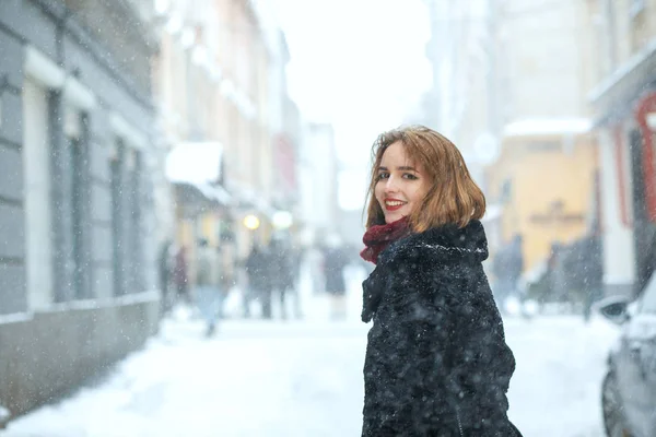 Ausdrucksstarke junge Frau geht bei verschneitem Wetter — Stockfoto