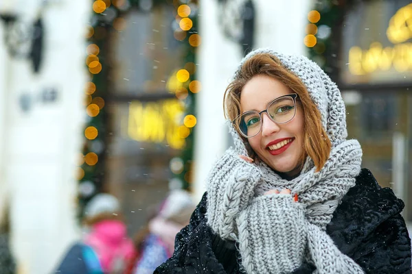Charming young woman walking in snowy weather — Stock Photo, Image