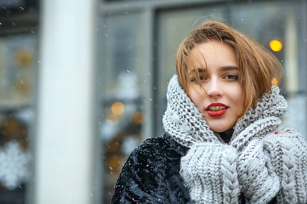 Härlig ung kvinna som går i snöigt väder — Stockfoto