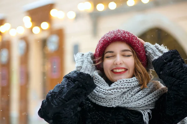 Alluring young woman walking in snowy weather — Stock Photo, Image