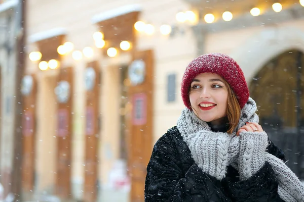 Pleased young woman walking in snowy weather — Stock Photo, Image