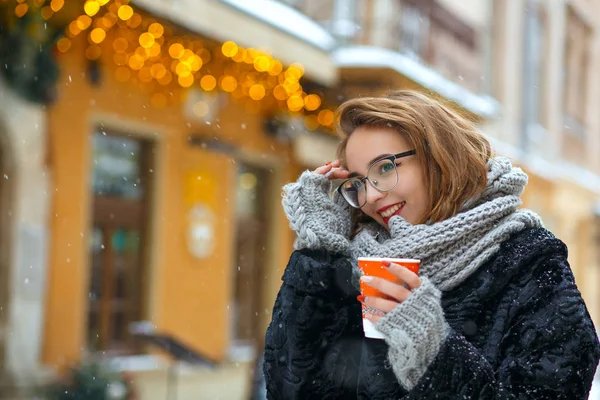 Merry girl with curly hair drinks tea — Stock Photo, Image