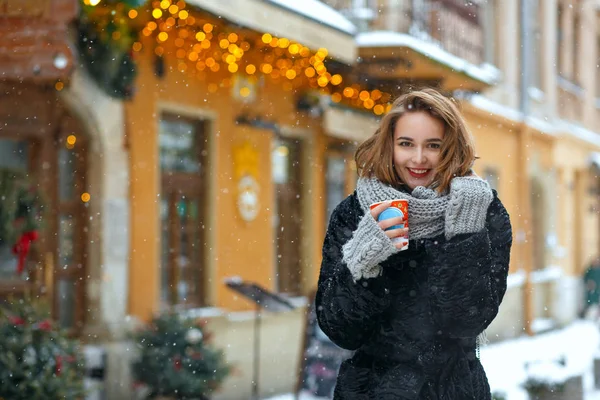 Joyful girl with curly hair drinks coffee outdoor — Stock Photo, Image