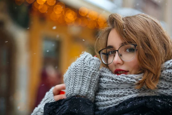 Lovely girl with red lips walking at the city — Stock Photo, Image