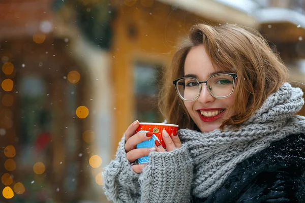 Cheerful girl with curly hair drinks coffee — Stock Photo, Image