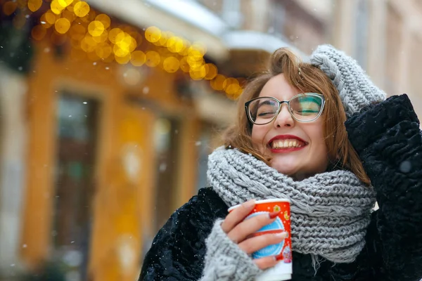 Excited girl with curly hair drinks coffee — Stock Photo, Image