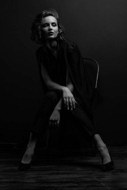 Kontrast ışıkile poz veren baştan çıkarıcı bayan