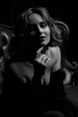 Gölgeler ile stüdyoda şık bayan Portresi