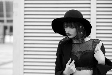 Güzel kız sokakta poz dantel iç çamaşırı giyer