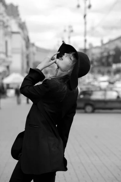 Chica sensual lleva sombrero y traje. tiro al aire libre — Foto de Stock