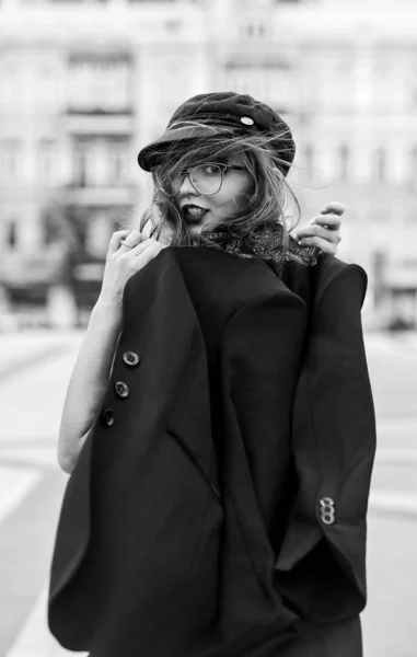 Preciosa chica lleva traje posando en la calle — Foto de Stock