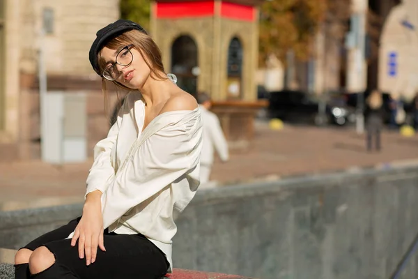 Menina fabulosa usa boné elegante e óculos — Fotografia de Stock