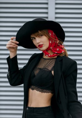 Kırmızı dudaklı muhteşem kız ceket ve şapka giyer 