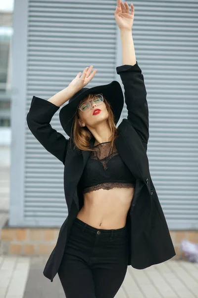 Gorgeous Girl bär svart behå och bredbrättad hatt — Stockfoto