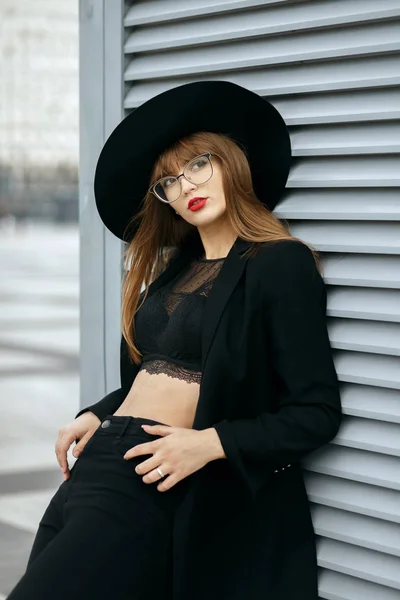 Belle fille porte un soutien-gorge noir et un chapeau à large bord — Photo